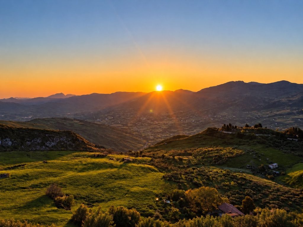 Zonsondergang boven de bergen van Sicilië